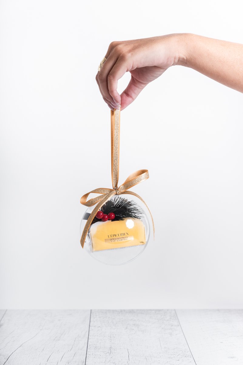 Boule de sapin de Noël avec gâteau aux fruits
