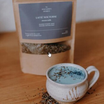 Latté nocturne bleu à la lavande et basilic sacré