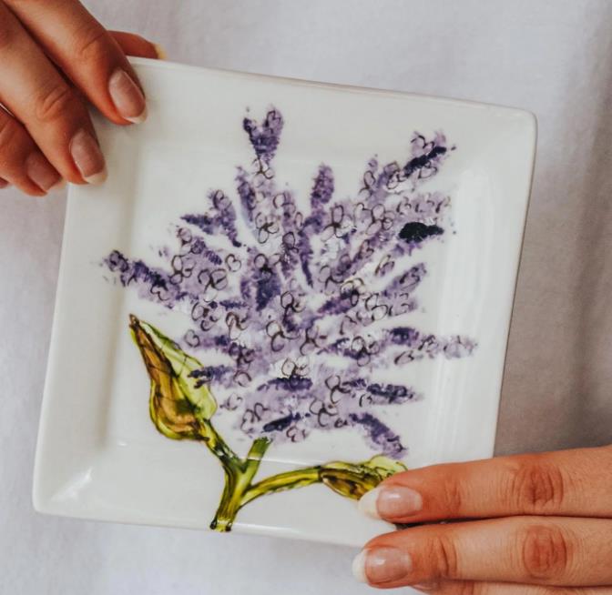 Assiette avec lilas peint à la main pour maman