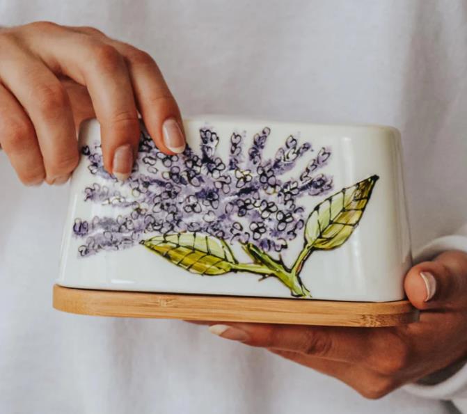 Beurrier avec lilas peint à la main