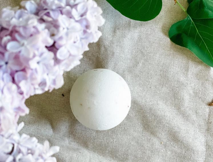 Bombe de bain au lilas à offrir en cadeau pour maman