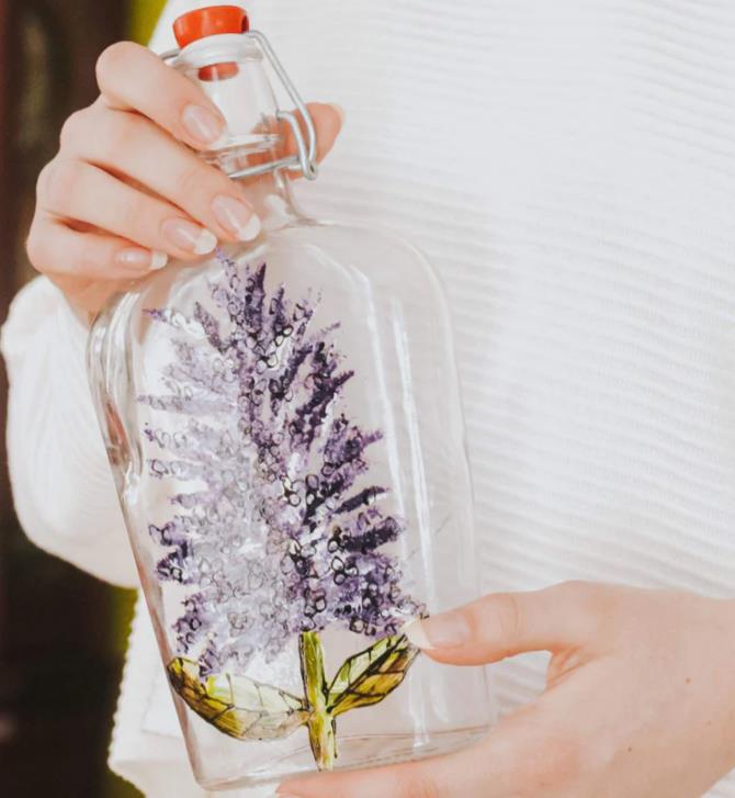 Bouteille avec lilas à offrir en cadeau pour maman