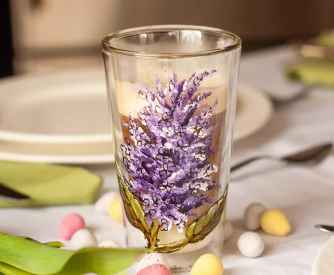 Verre double paroi avec lilas pour la fête des mères