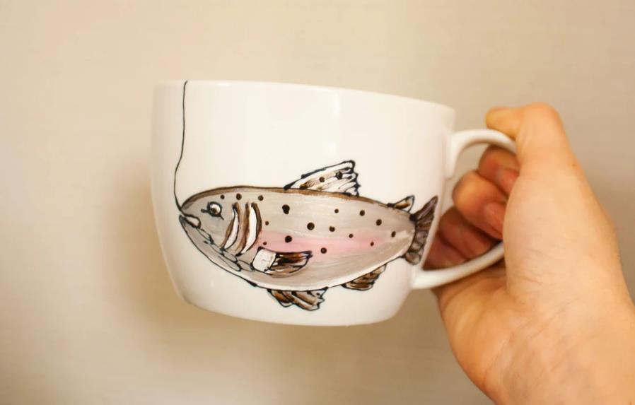 Tasse avec poisson peint à la main