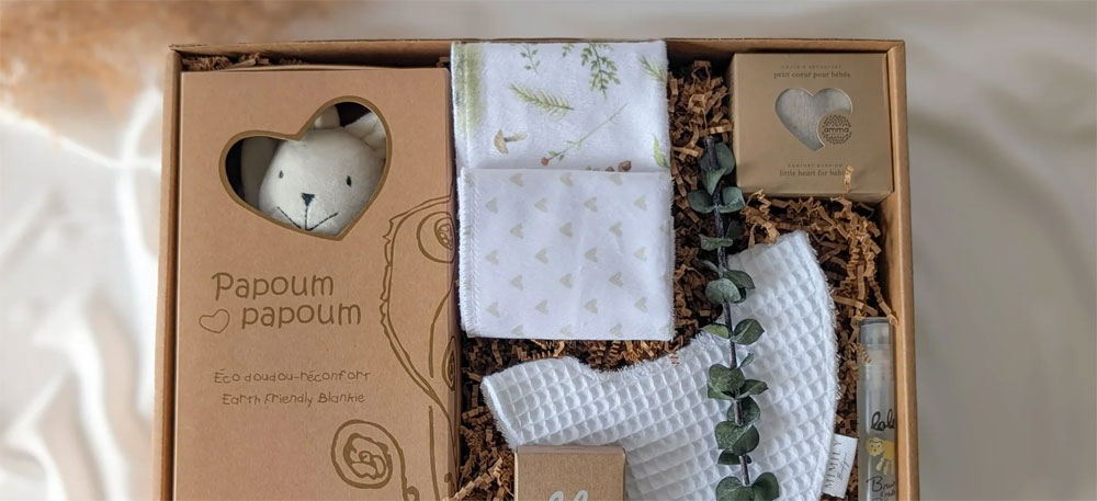 Boîte cadeau pour shower de bébé avec les essentiels à offrir en cadeau
