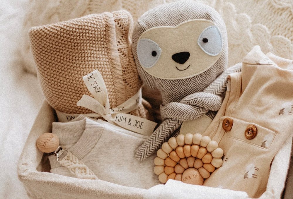 Boîte comprenant de beaux cadeaux de shower de bébé