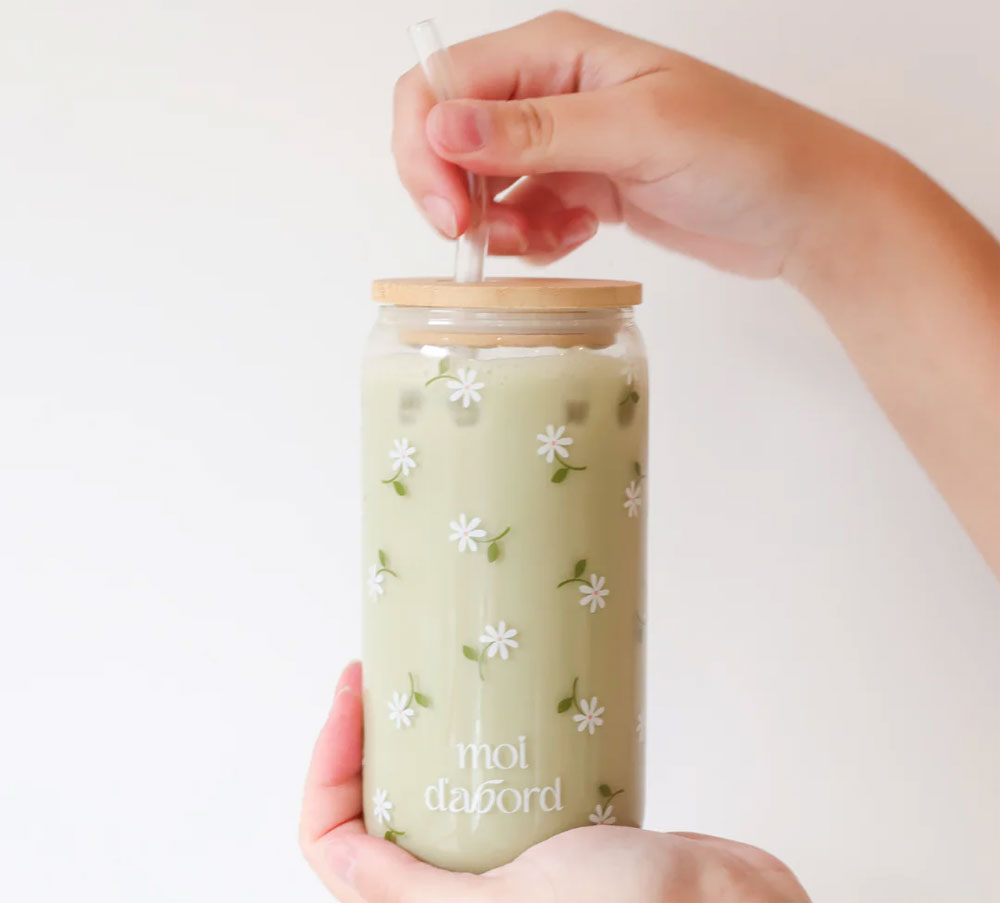 tumbler en verre avec petites fleurs