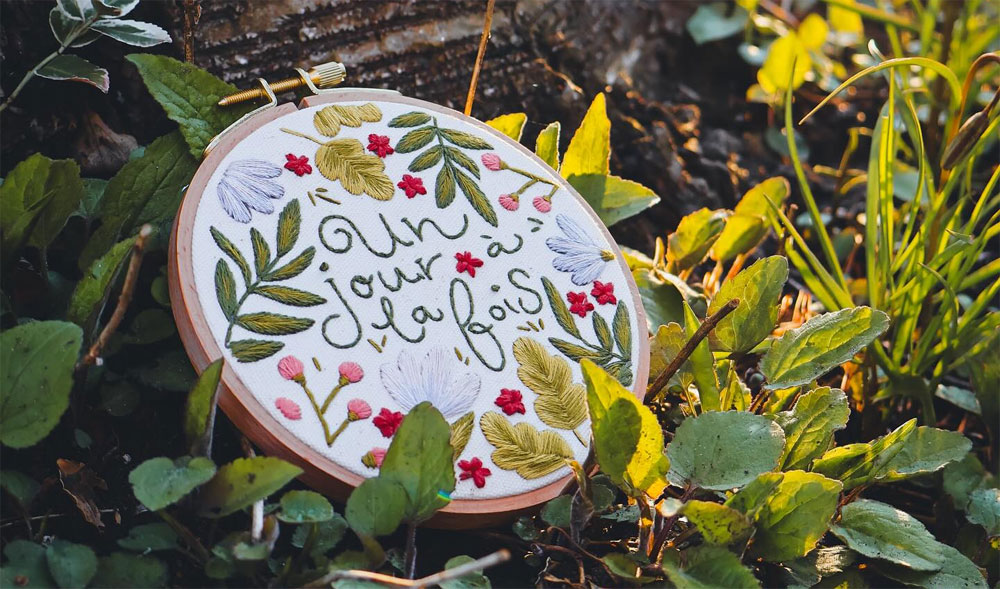 Kit de broderie : Un jour à la fois. Une belle phrase pour une personne vivant un deuil