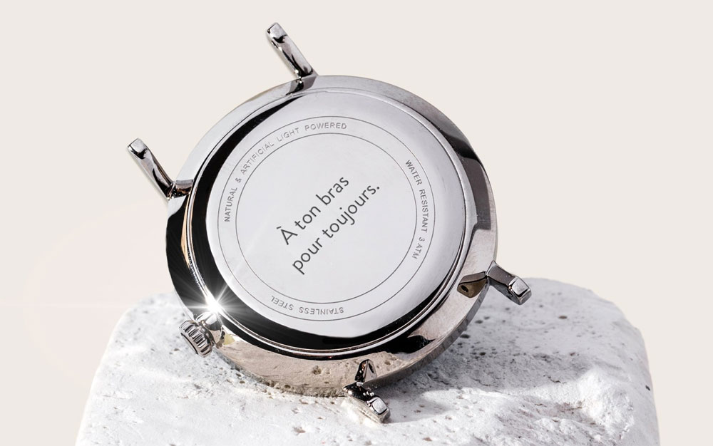 Montre solaire avec gravure personnalisée à offrir à une personne en deuil