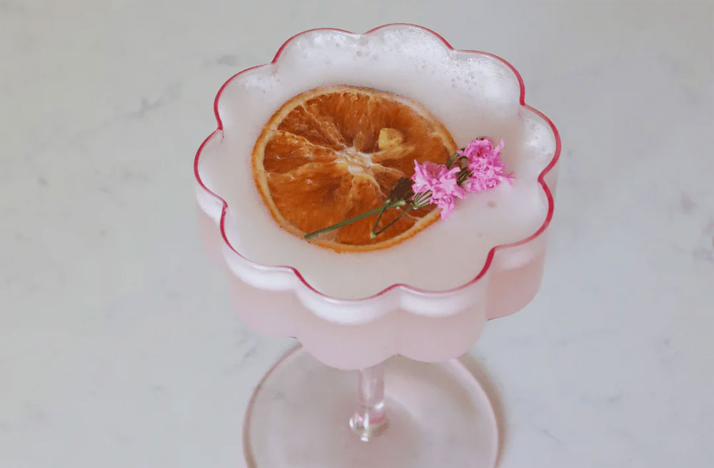 Verre à cocktail en forme de fleur rose