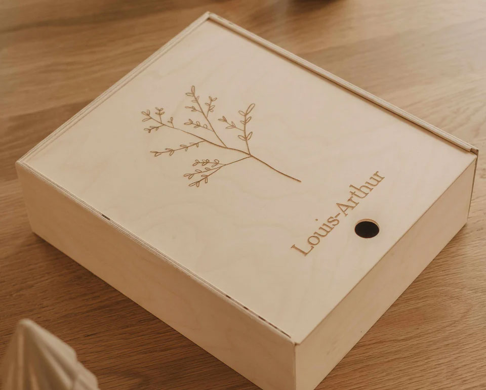 Boîte souvenirs personnalisée en bois pour y mettre de nombreux souvenirs d'école