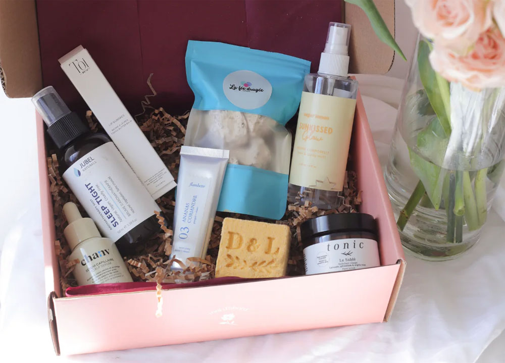 Boîte cocooning canadienne pleine de cadeaux de graduation pour une finissante