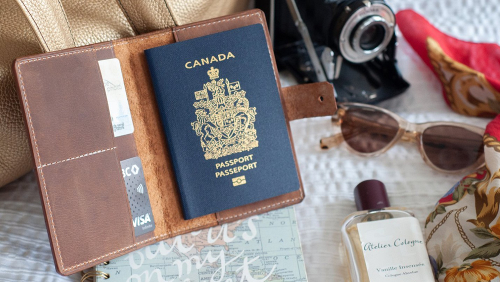 Étui à passeport en cuir pour la personne qui vient de graduer