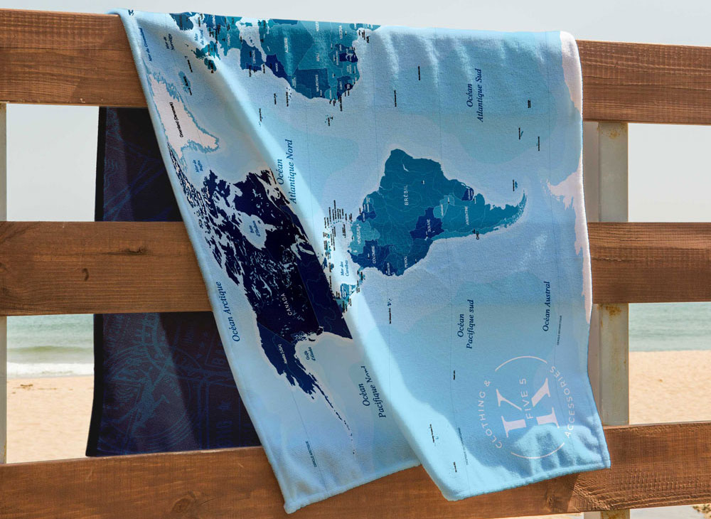 Serviette en microfibre avec carte du monde à offrir en cadeau à une personne qui vient de graduer