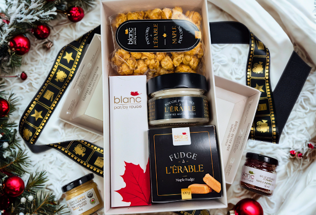 Coffret cadeau Cinéma Gourmand, contenant popcorn à l'érable, fudge, bougie parfumée et tartinades
