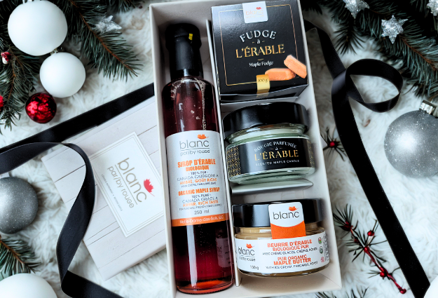 Bannière du coffret cadeau Immersion Érable, incluant sirop, fudge, beurre d'érable et bougie parfumée pour les fêtes.